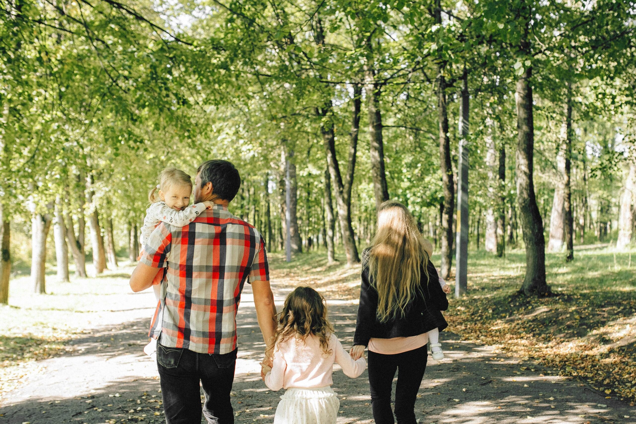 Gezin dat samen wandelt in het bos